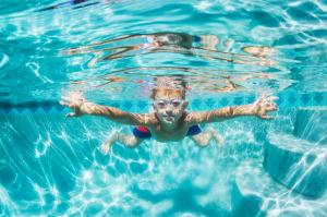 Wie bleibt das Wasser im Schwimmbad sauber